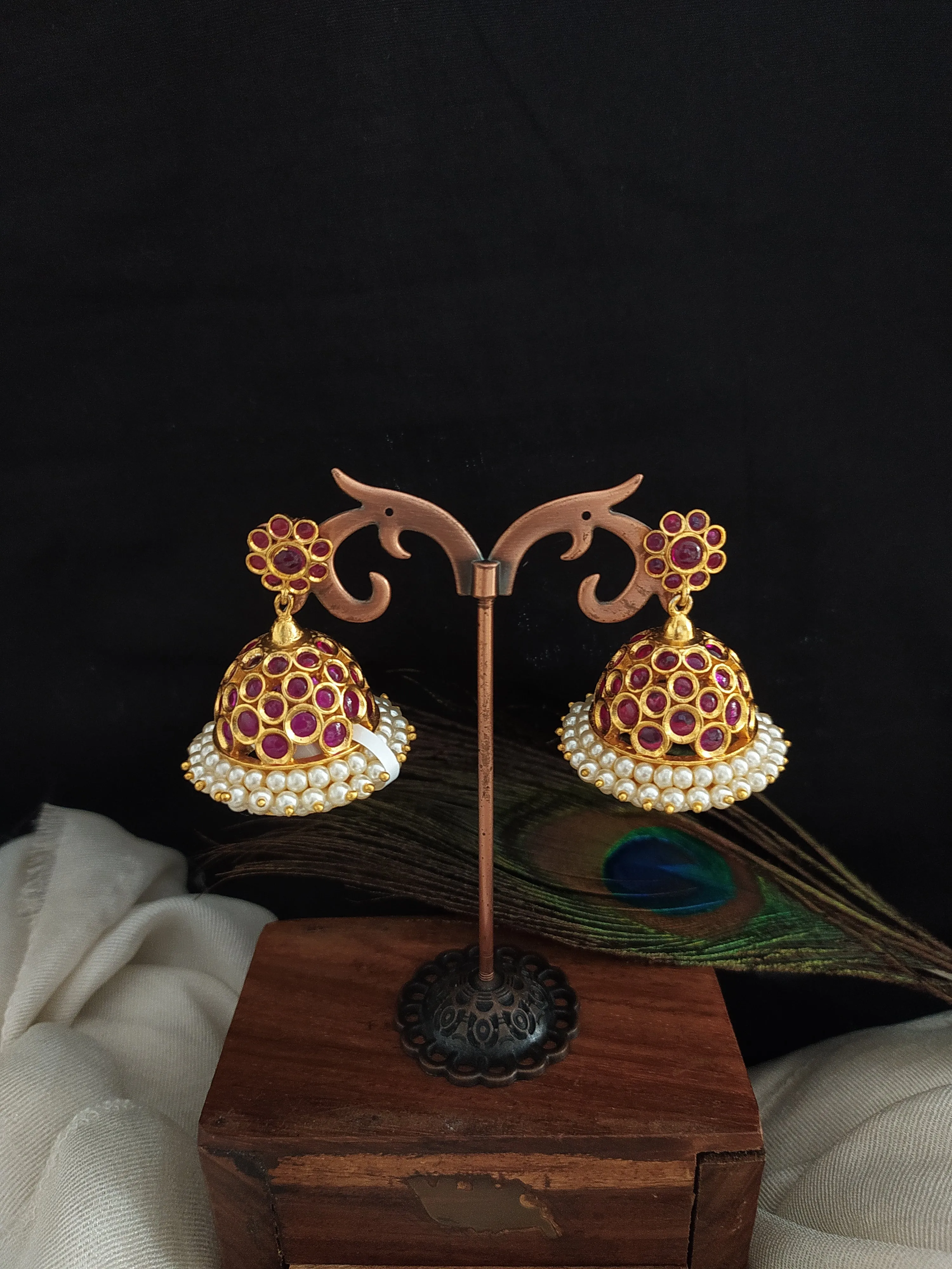 Antique Kemp Stone Jhumki With White Pearls